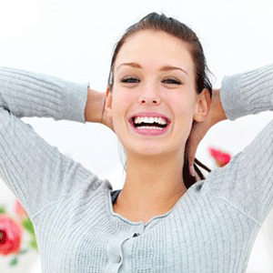 Mujer joven riendo con felicidad